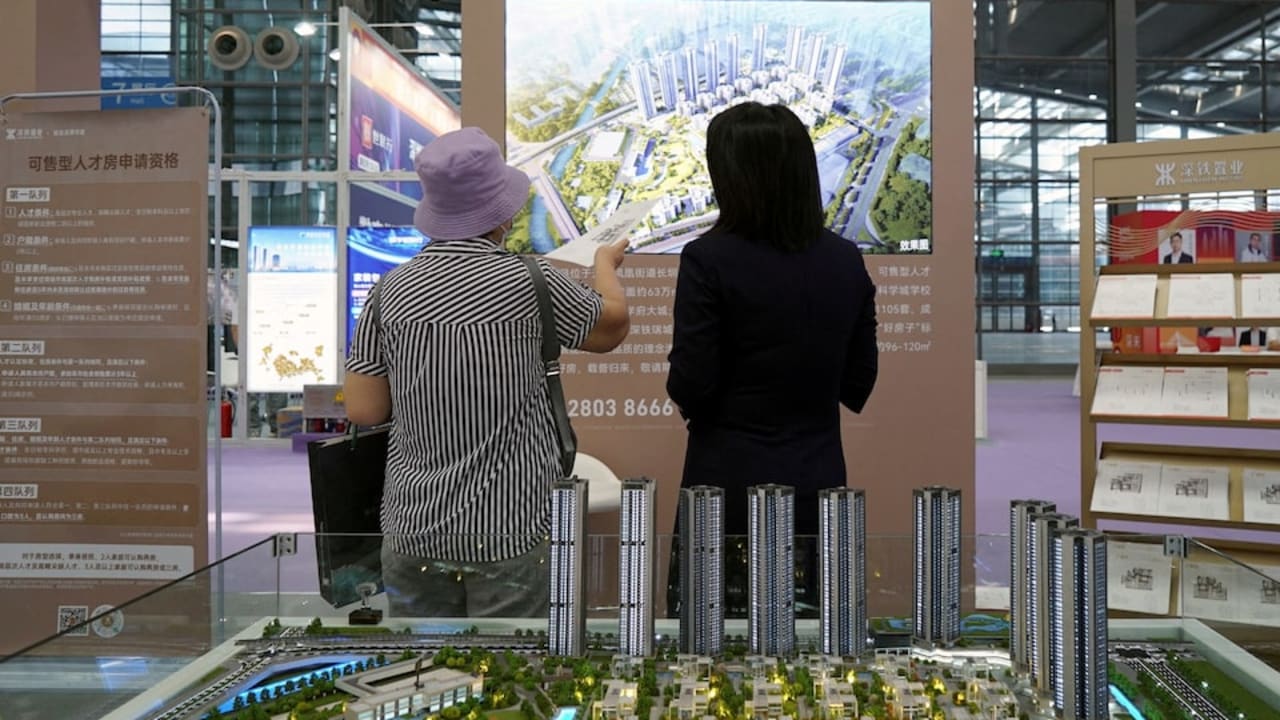 Harga rumah di China diperkirakan akan turun lebih lanjut, pemulihan tidak diharapkan hingga 2026: jajak pendapat Reuters.