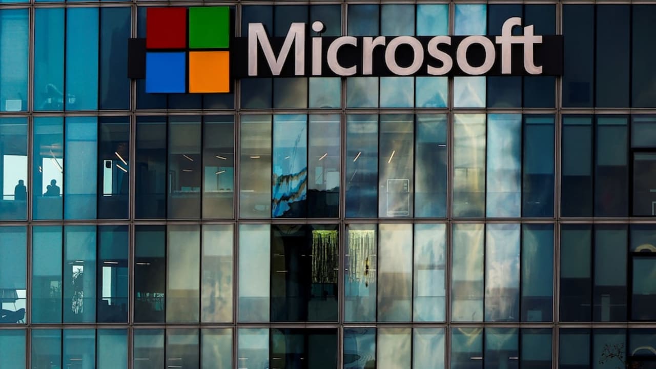 Sewa pusat data Microsoft melambat, kata analis, menarik perhatian investor.