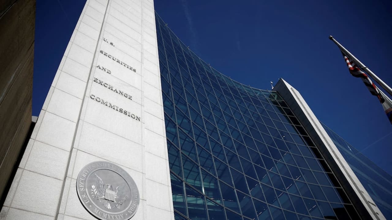 Eksklusif: SEC AS berencana untuk mengurangi jumlah direktur regional saat agensi bersiap untuk melakukan pengawasan terhadap DOGE, kata sumber.
