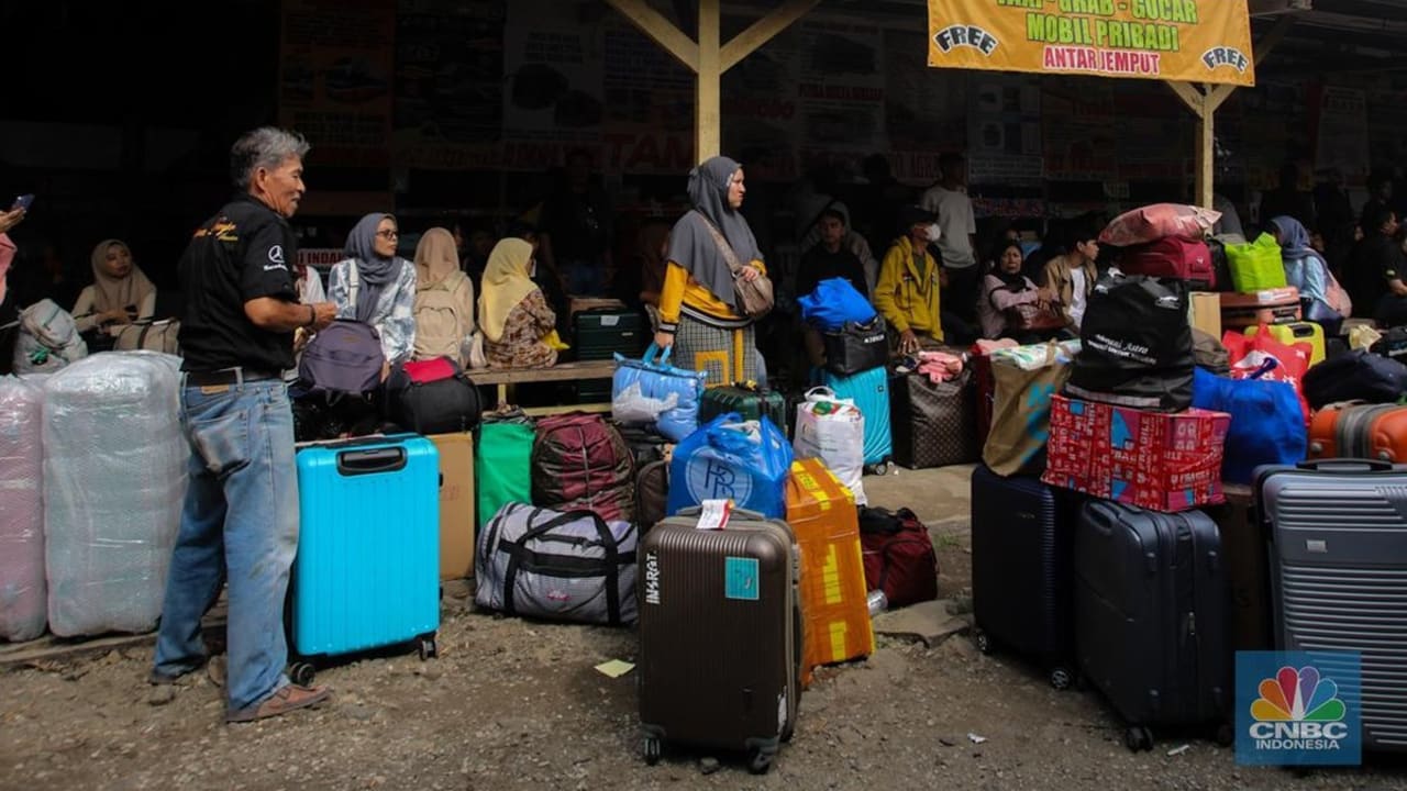 Ramai Pemudik & Koper Warna-warni Berjejer di Terminal Bus Bayangan