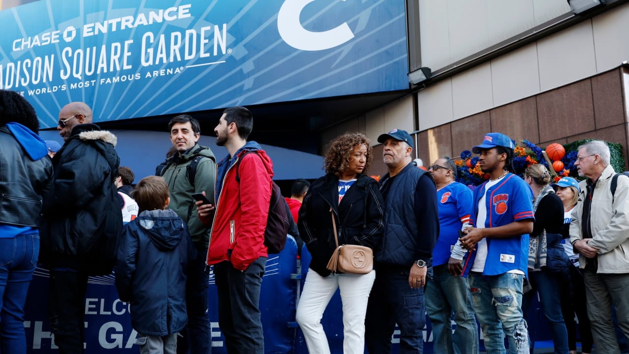 Sistem pengawasan Madison Square Garden melarang penggemar ini karena desain kaosnya.
