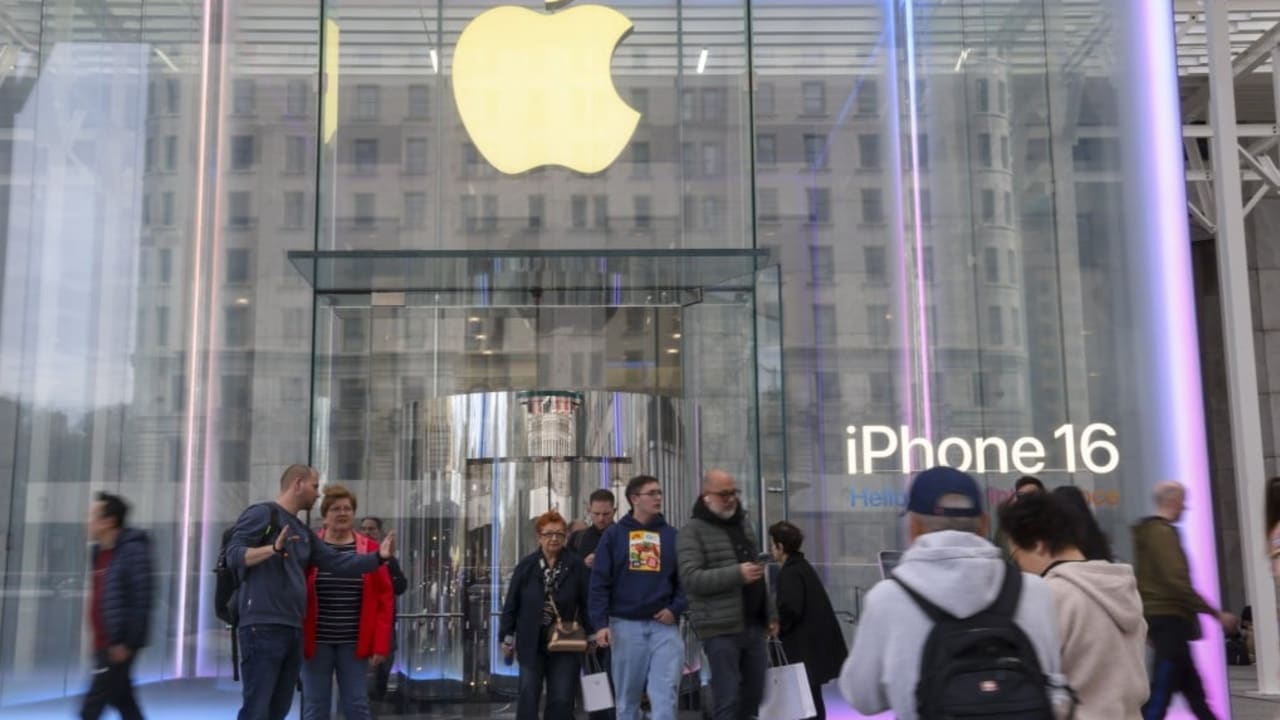 Pelanggan Panik Membeli iPhone Karena Ancaman Tarif Baru