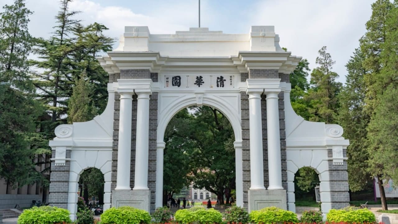 Peneliti AI Terkemuka Amerika Bergabung dengan Universitas Tsinghua di Tengah Persaingan Teknologi