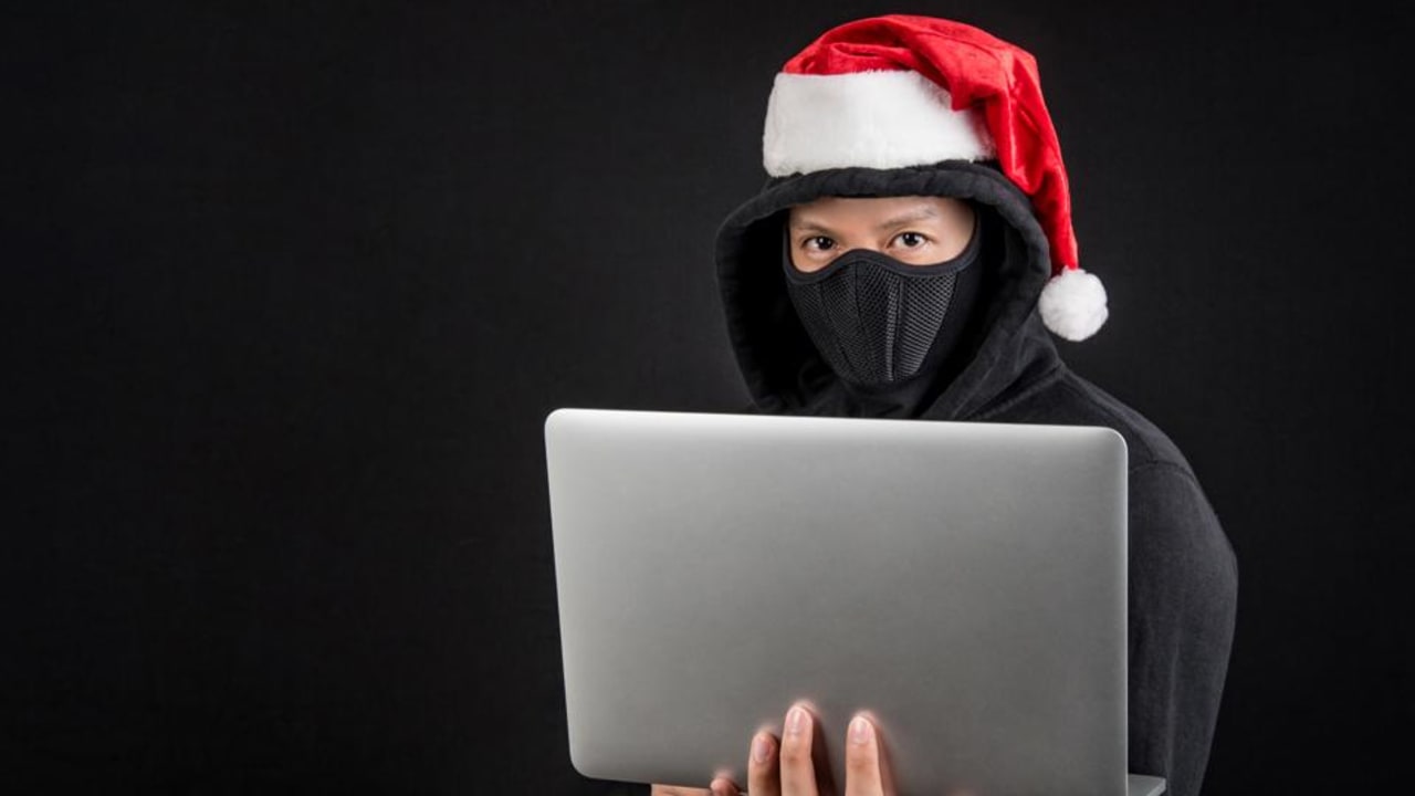 Mungkin ini adalah waktu Natal, tetapi dunia di luar sana masih berbahaya.