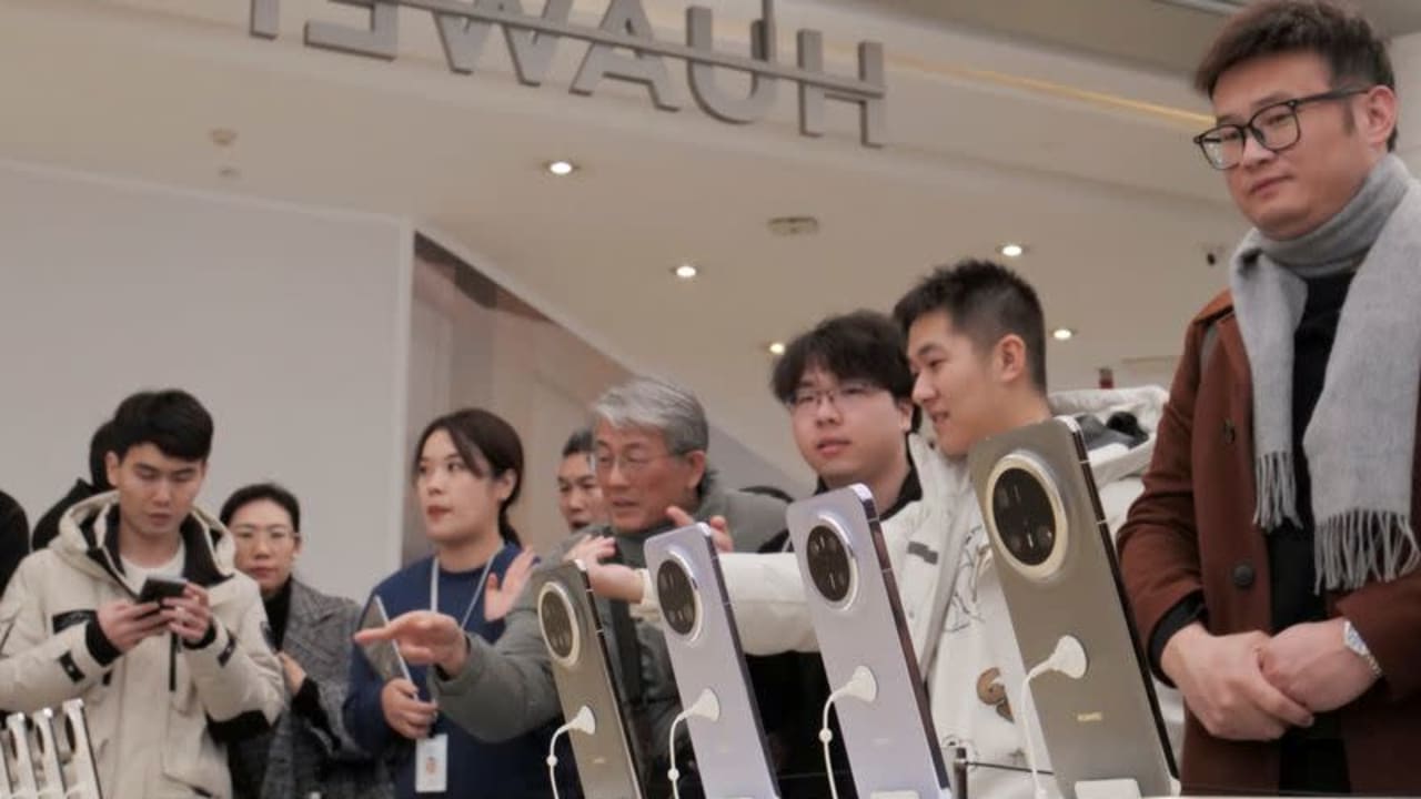 Permintaan 'berlebihan' untuk smartphone Huawei Mate 70, kata eksekutif kepada media negara.