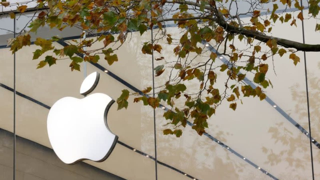 Apple berencana untuk berinvestasi dalam pabrik manufaktur di Indonesia, kata menteri.