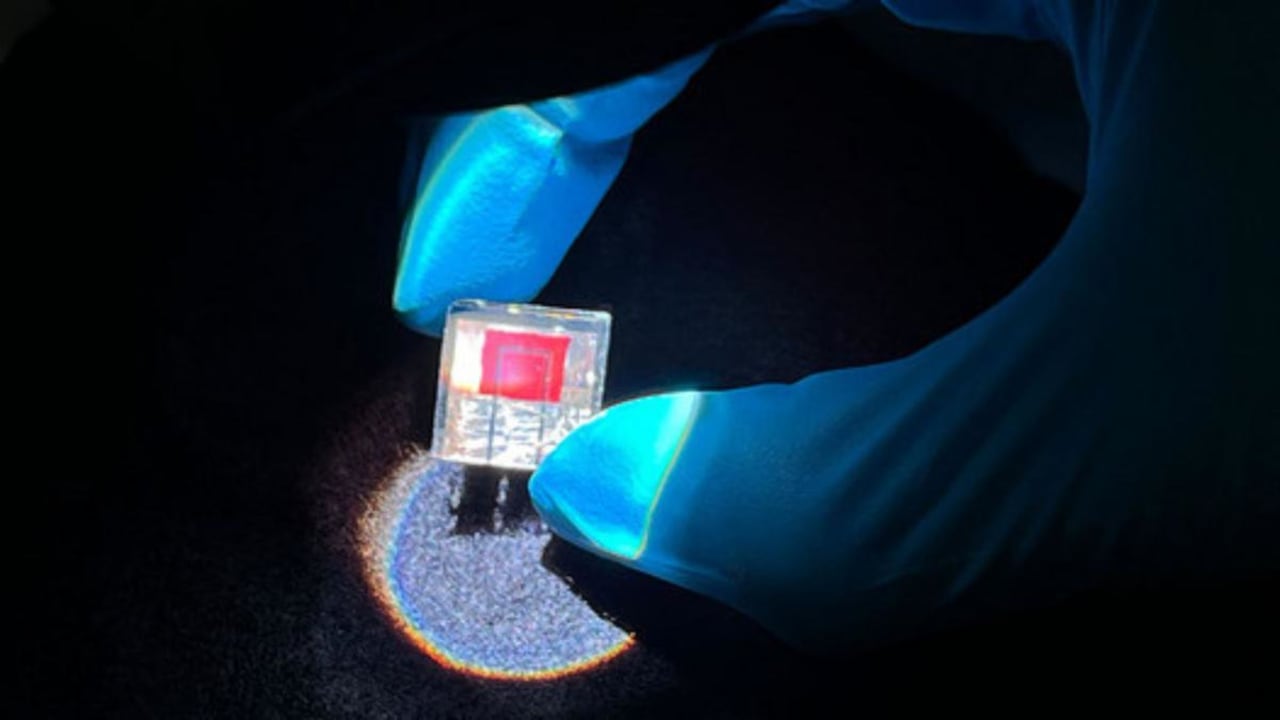 25,7% daya rekor yang dicapai oleh sel surya tandem perovskite-organik yang baru.