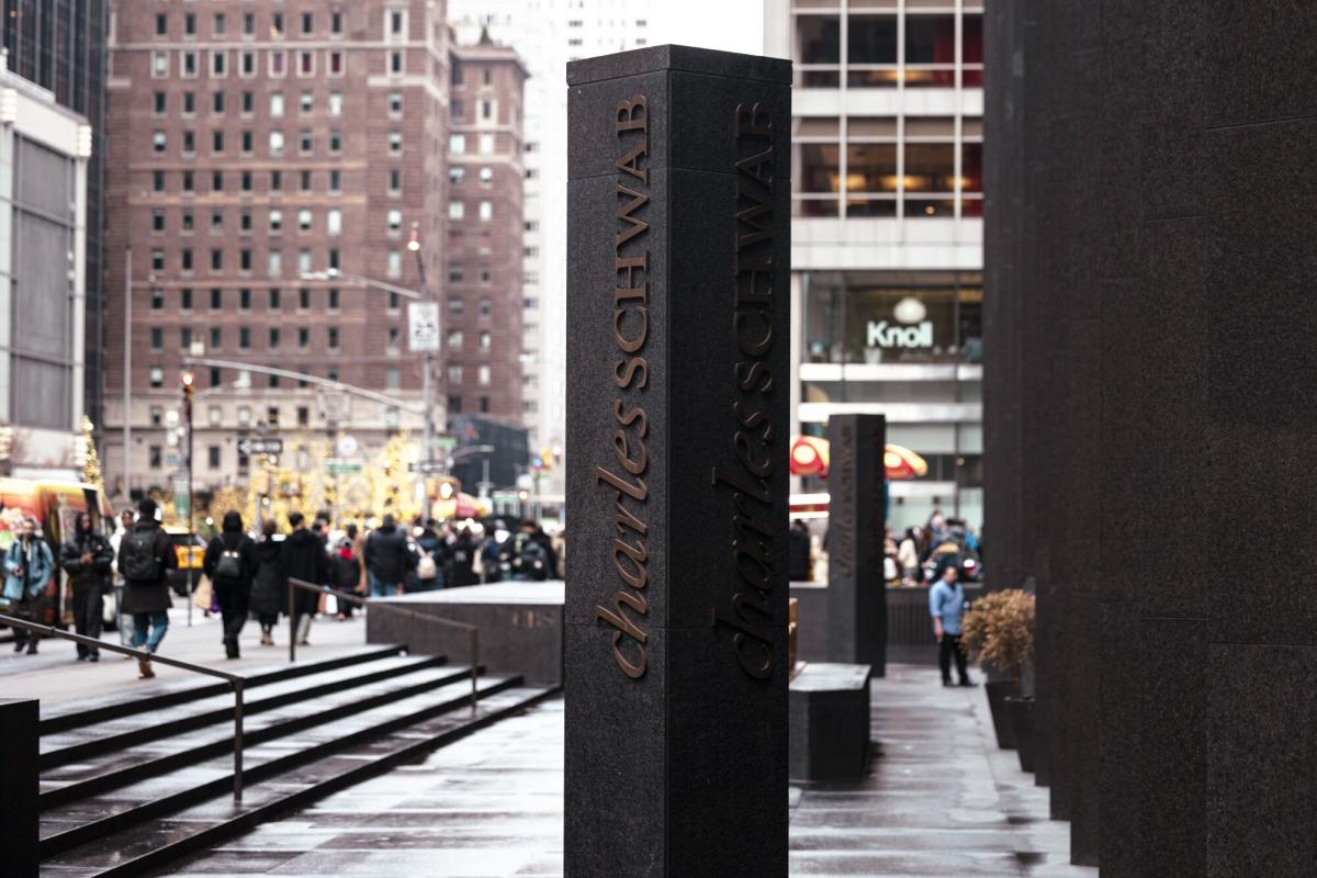 Charles Schwab Raih Pendapatan Tertinggi, Siap Melaju Kuat di 2025