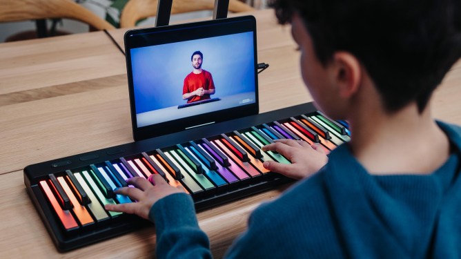 Roli Luncurkan Roli Piano dengan AI untuk Permudah Belajar Musik