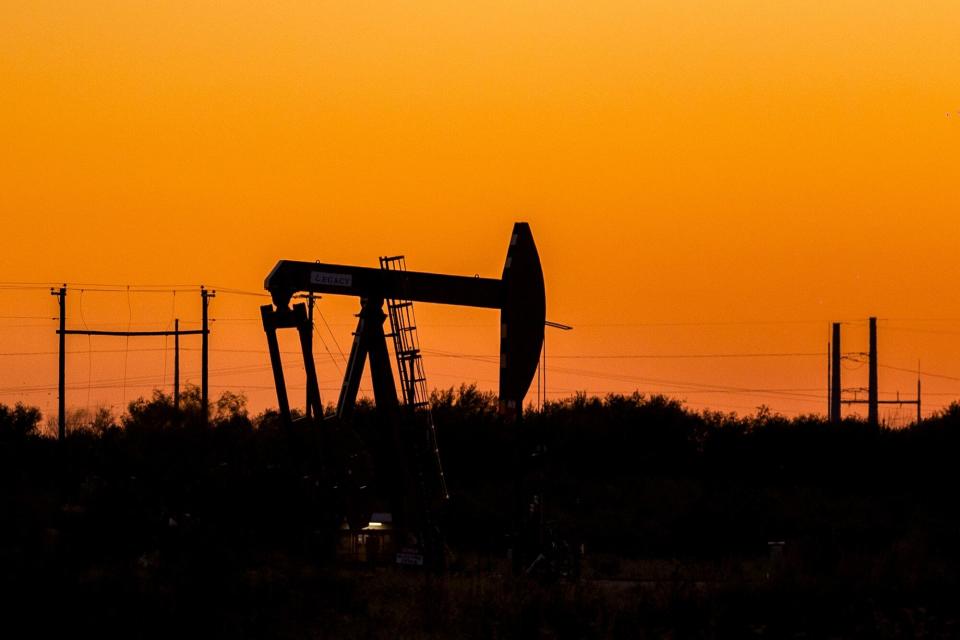 Harga Minyak Turun Setelah Trump Ancam Perang Dagang dan Minta OPEC Turunkan Harga