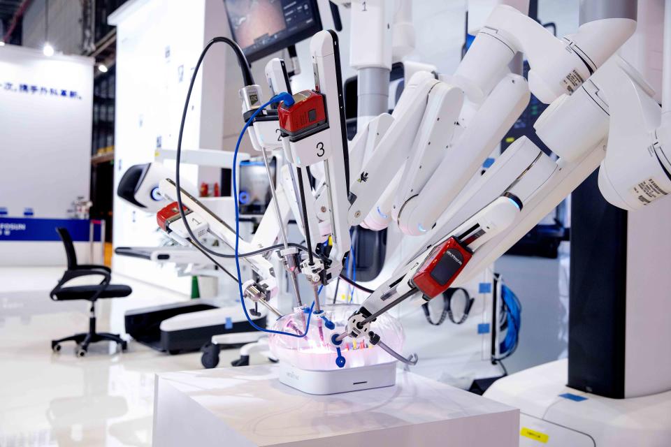 Penjualan Robot Bedah Intuitive Surgical Melonjak, Kinerja Keuangan Melampaui Ekspektasi