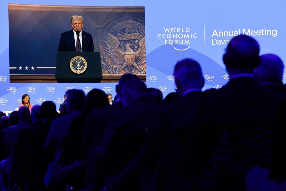 Harga Emas Naik karena Ancaman Tarif Trump dan Tekanan Pemangkasan Suku Bunga