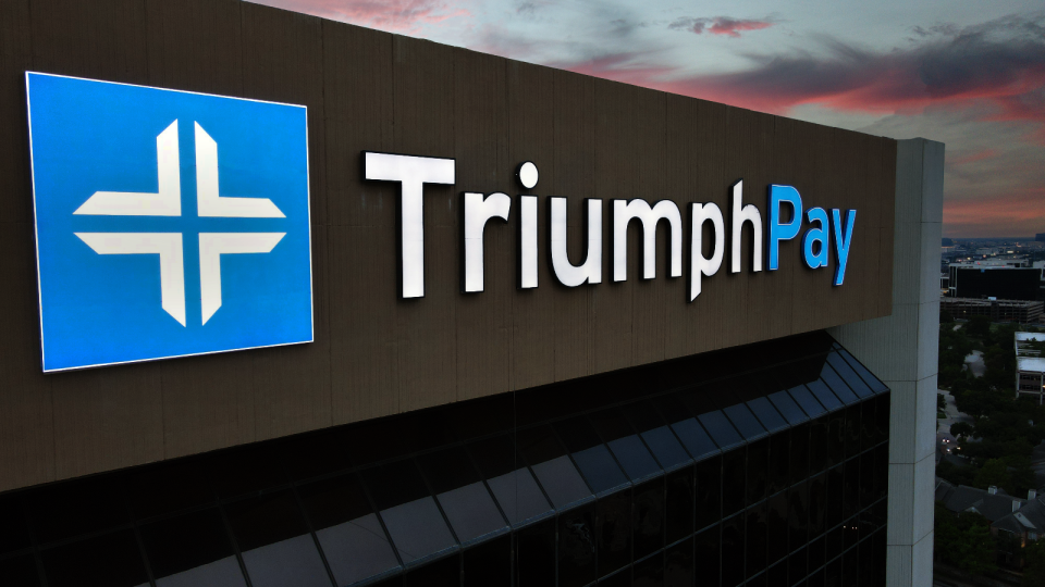 Investasi Besar Triumph Financial Memacu Pertumbuhan Namun Harga Saham Tertekan