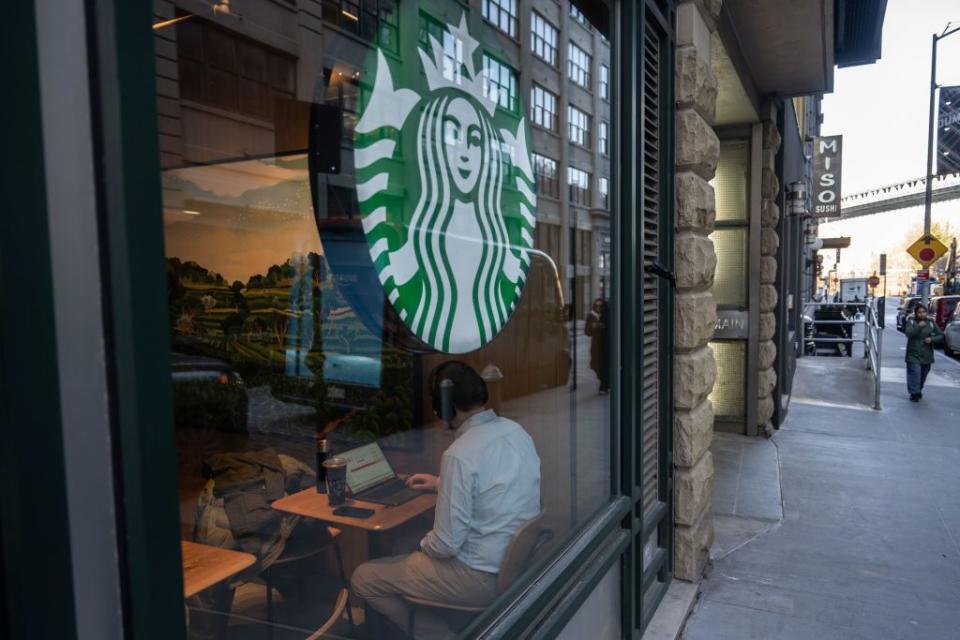 Starbucks Ubah Cara Layanan dan Kebijakan untuk Tarik Pelanggan Kembali