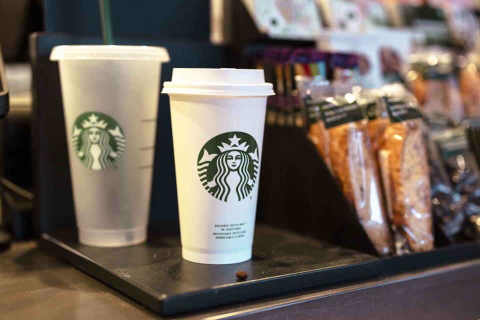 Starbucks Kembali dengan Nama di Gelas dan Bar Kondimen untuk Tarik Pelanggan