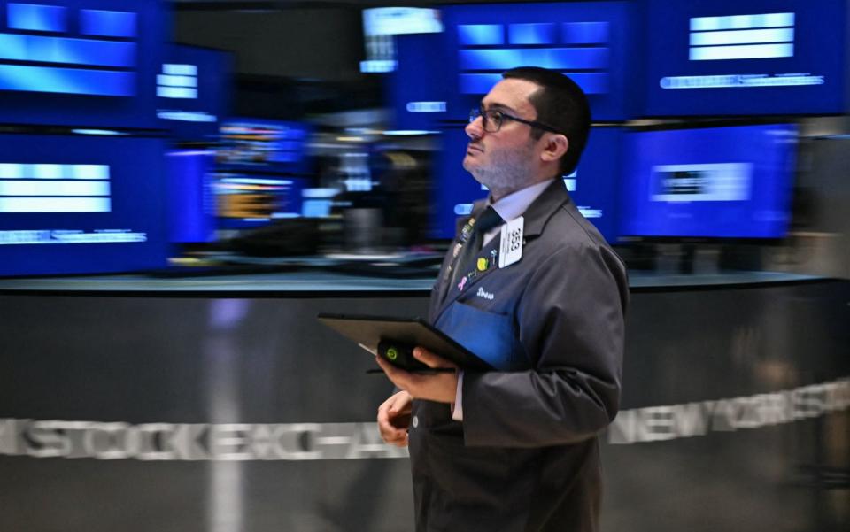 Mengapa Investor Inggris Kaya Memilih Saham Tradisional Daripada Tech Terpopuler