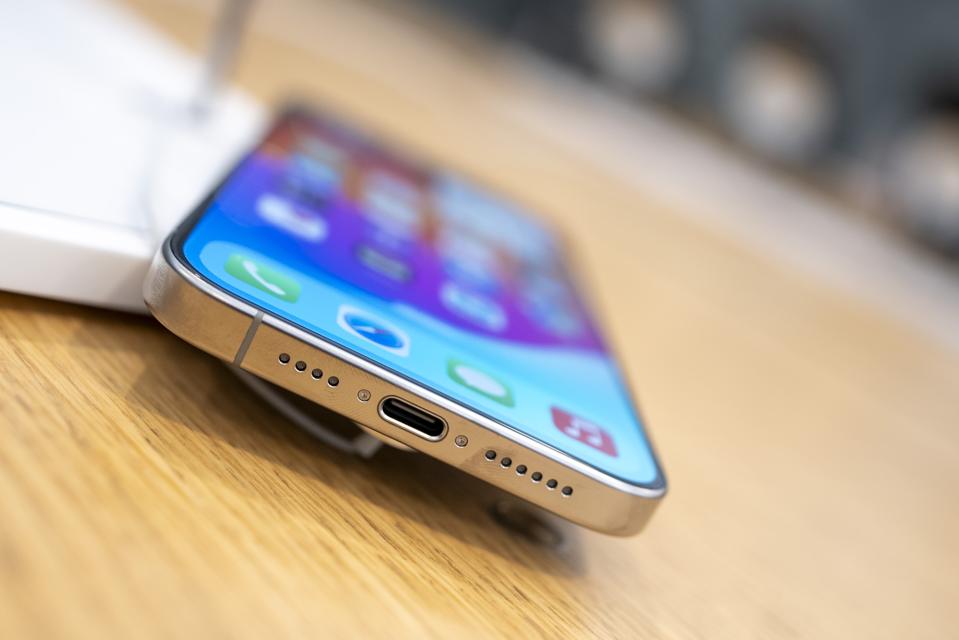 Update iOS 18.3: Fitur Baru, Perbaikan Keamanan, dan Tanggapan Pengguna