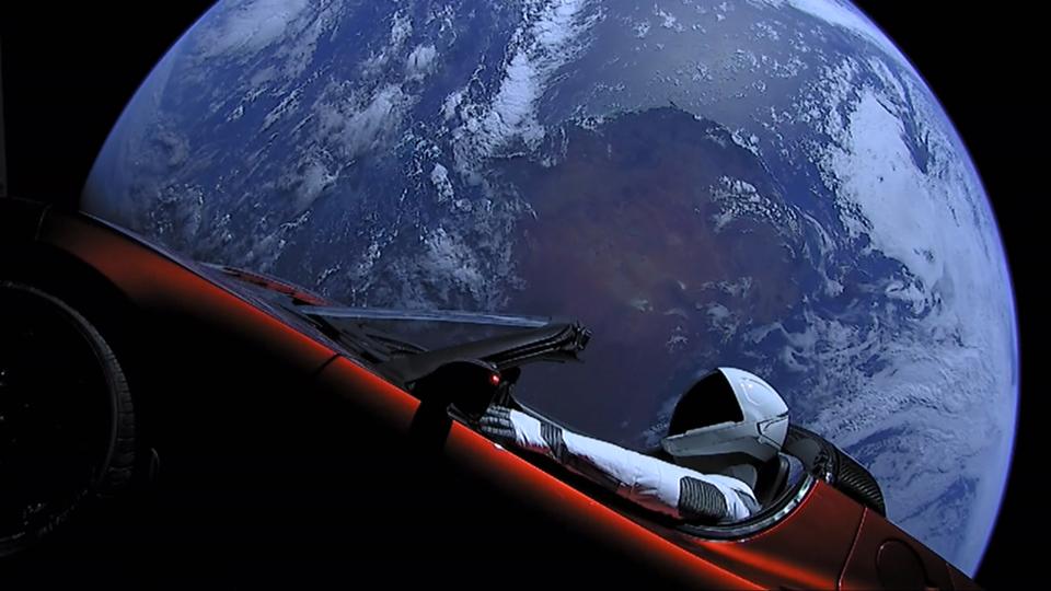 Kesalahan Identifikasi Asteroid Ternyata Mobil Tesla Elon Musk di Luar Angkasa