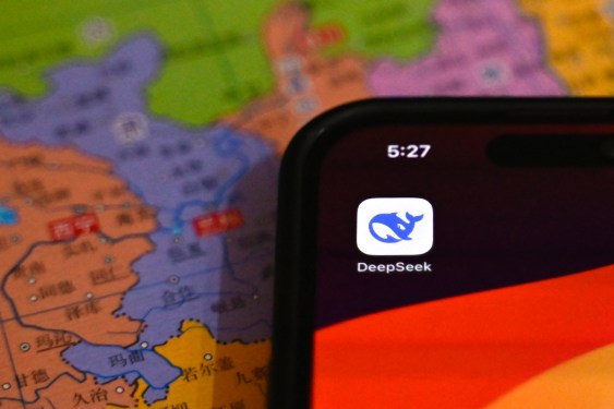 Aplikasi AI DeepSeek dari China Kuasai Puncak Play Store dan App Store