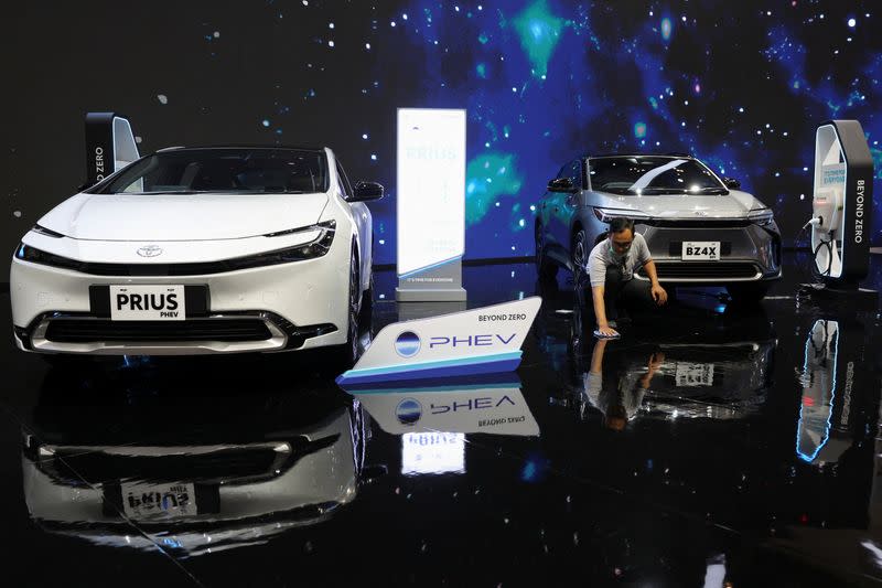 Toyota Tetap Jadi Pemimpin Dunia dengan 10,8 Juta Mobil Terjual di 2024