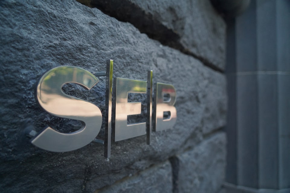 Laba SEB Turun 11%, Dividen Tidak Sesuai Ekspektasi dan Saham Tertekan