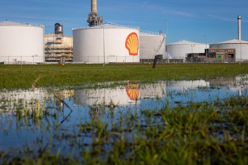 Shell Tetap Beli Saham Meski Laba Menurun Drastis dan Utang Naik
