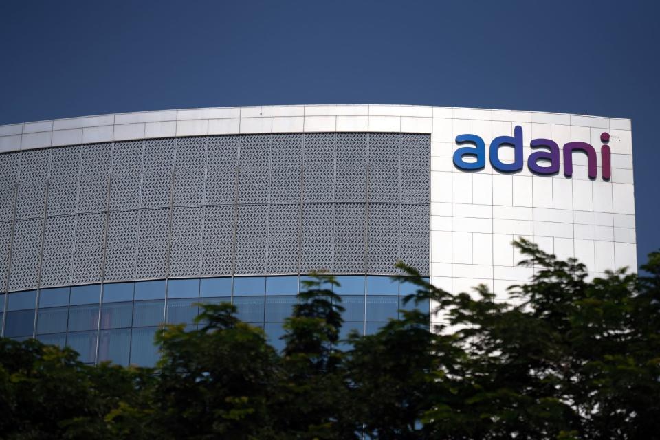 Laba Adani Enterprises Anjlok 97% Pasca Dakwaan Suap dan Kerugian Nilai Tukar