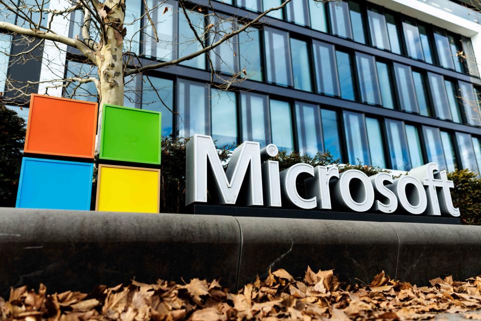Saham Microsoft Turun karena Pertumbuhan Azure Lemah, Tapi Analis Tetap Optimis AI