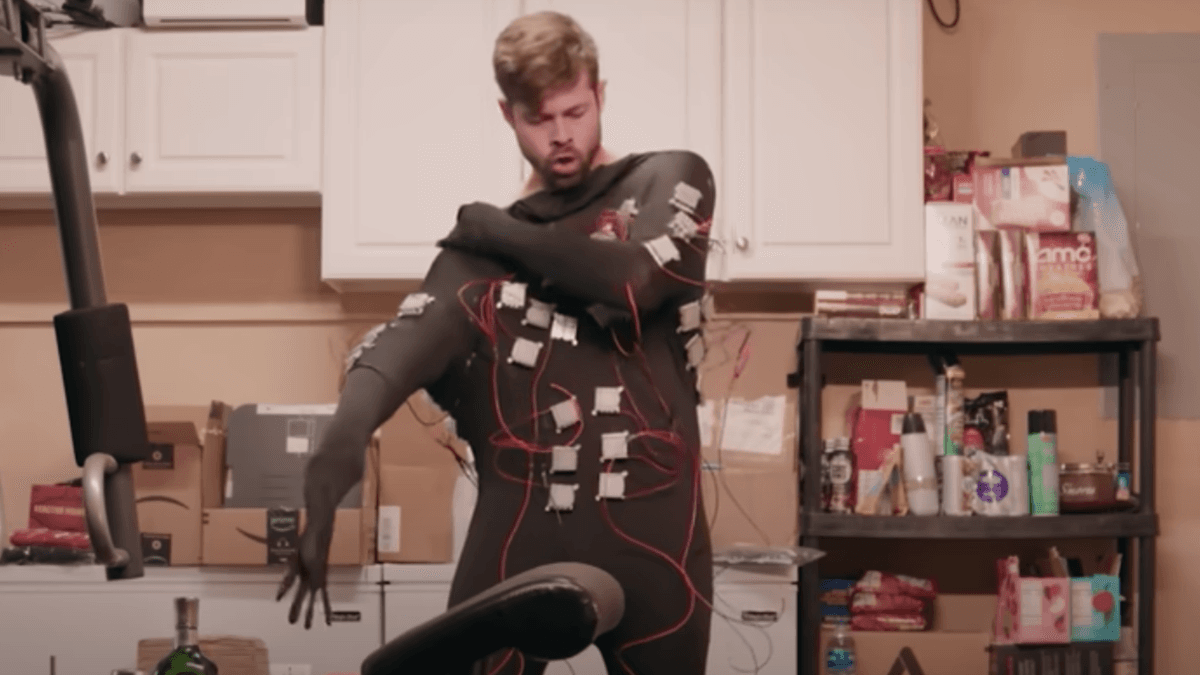 Pria Ini Mengubah Panas Tubuh Jadi Baterai untuk Mengisi Smartphone