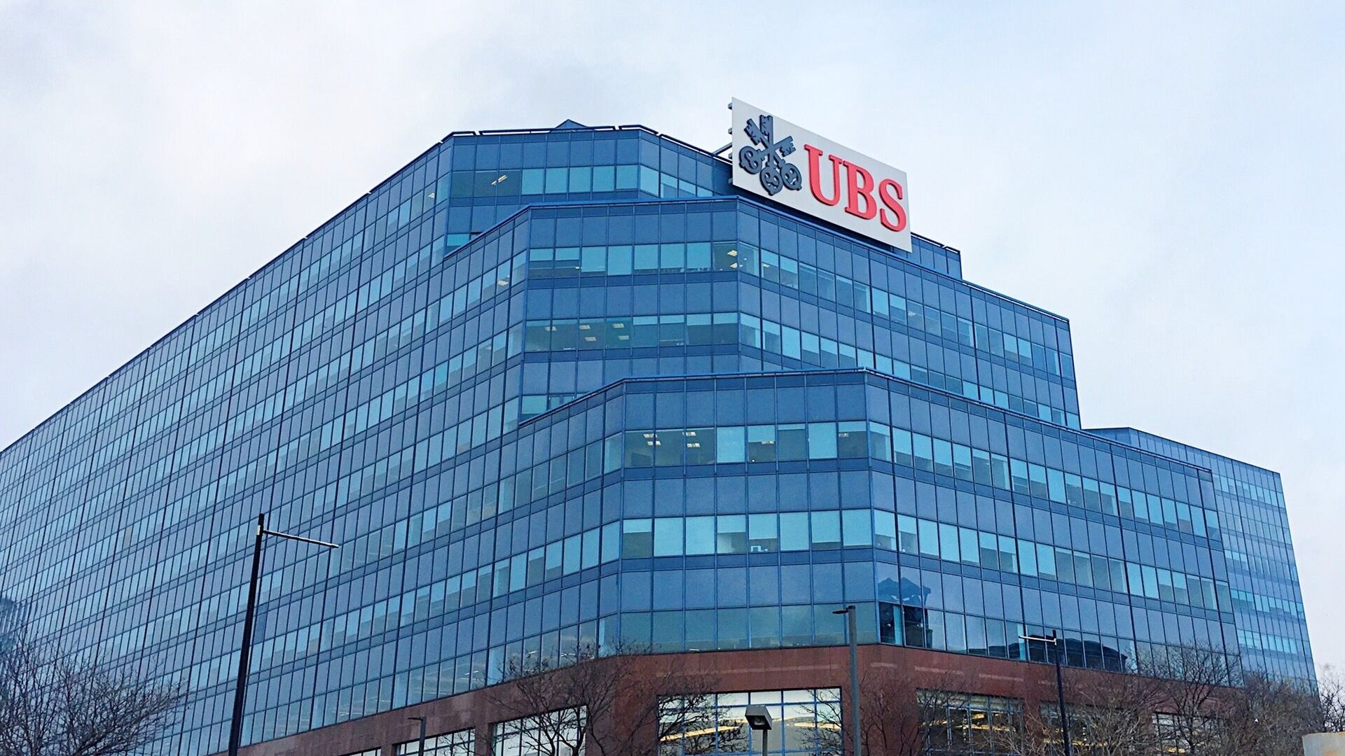 UBS Uji Coba Teknologi Blockchain Layer-2 untuk Investasi Emas Digital