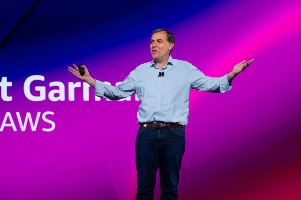 Amazon Manfaatkan Model AI Baru DeepSeek R1 untuk Perkuat Layanan Cloud-nya