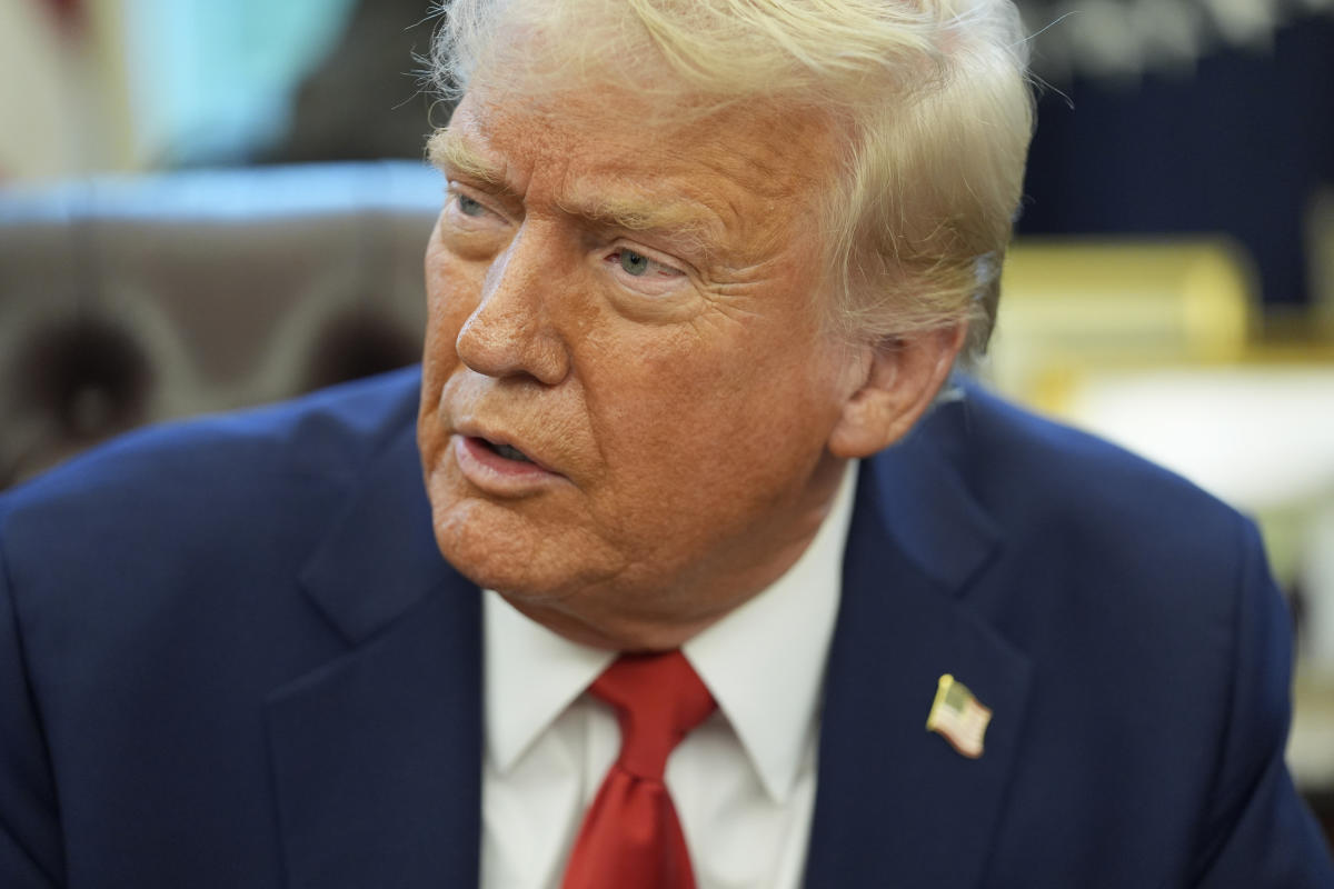 Investor Waspada: Tarif Trump Bisa Tekan Saham Teknologi dan Pasar Saham