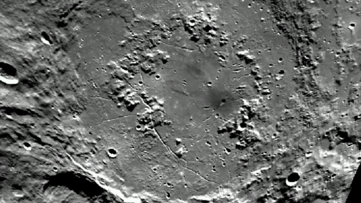 Ngarai di Kutub Selatan Bulan Terbentuk Cepat Lebih Dalam dari Grand Canyon