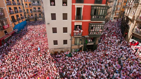 Kerumunan Festival San Fermín Membentuk Pola Vortex Berputar yang Unik