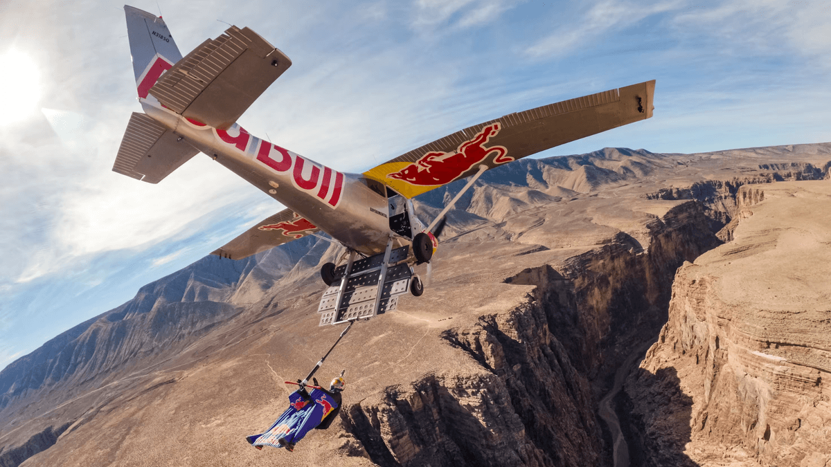 Max Manow Memecahkan Batas Skydiving dengan Manuver Hook Pesawat Pertama