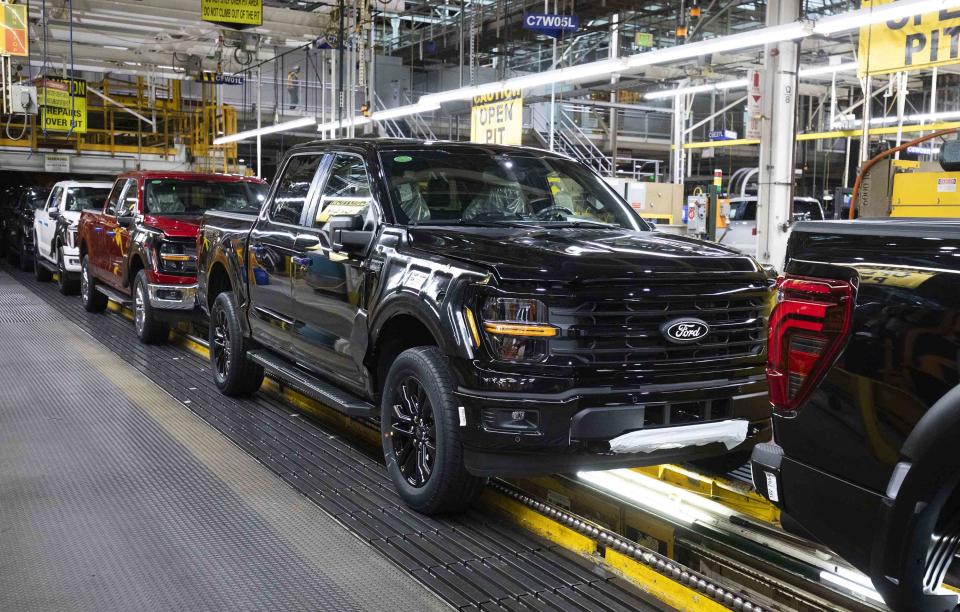 Ford Alami Kerugian Besar Divisi EV dan Ancaman Tarif, Saham Anjlok