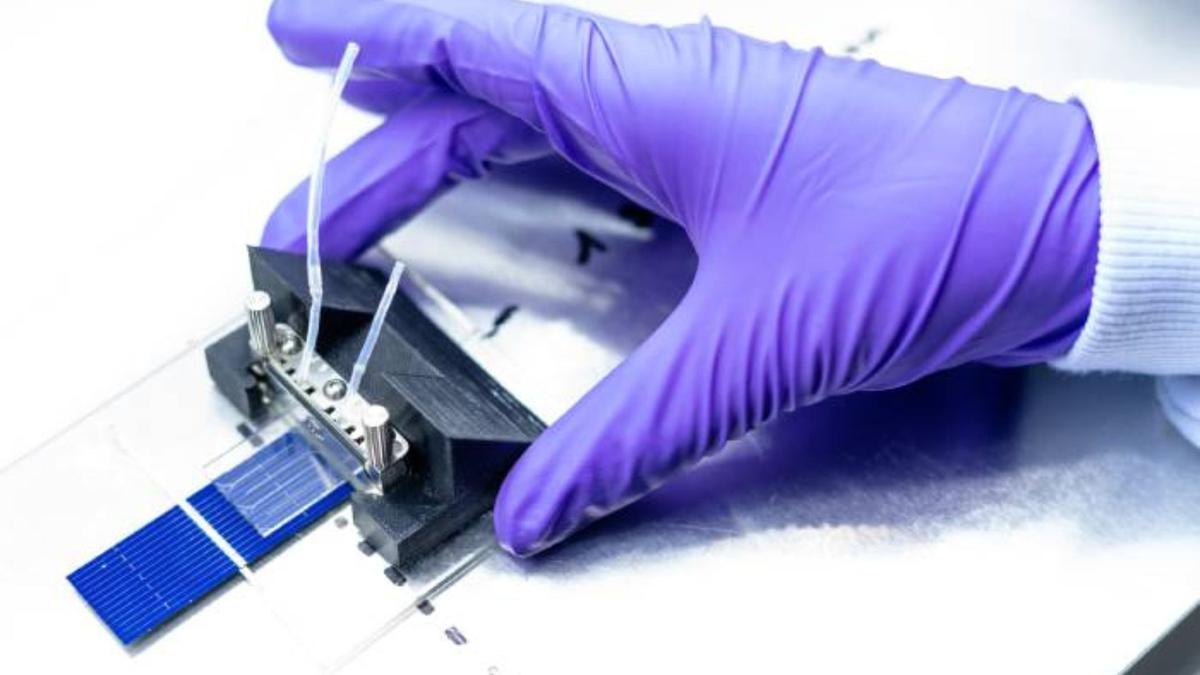 Sel Surya Hibrida Baru: Menghasilkan dan Menyimpan Energi dalam Satu Perangkat