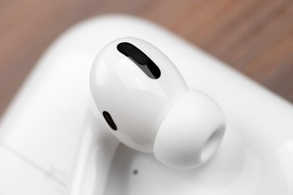Apple Ciptakan AirPods Baru yang Bisa Dipakai dan Digerakkan Pakai Sarung Tangan