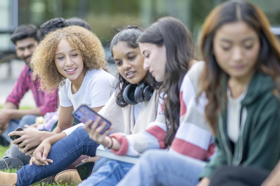 Pentingnya Literasi Media Sosial untuk Melindungi Generasi Muda di Era Digital