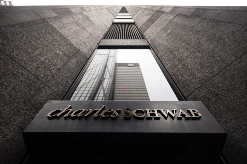 Toronto-Dominion Bank Jual Saham Charles Schwab untuk Maksimalkan Modal