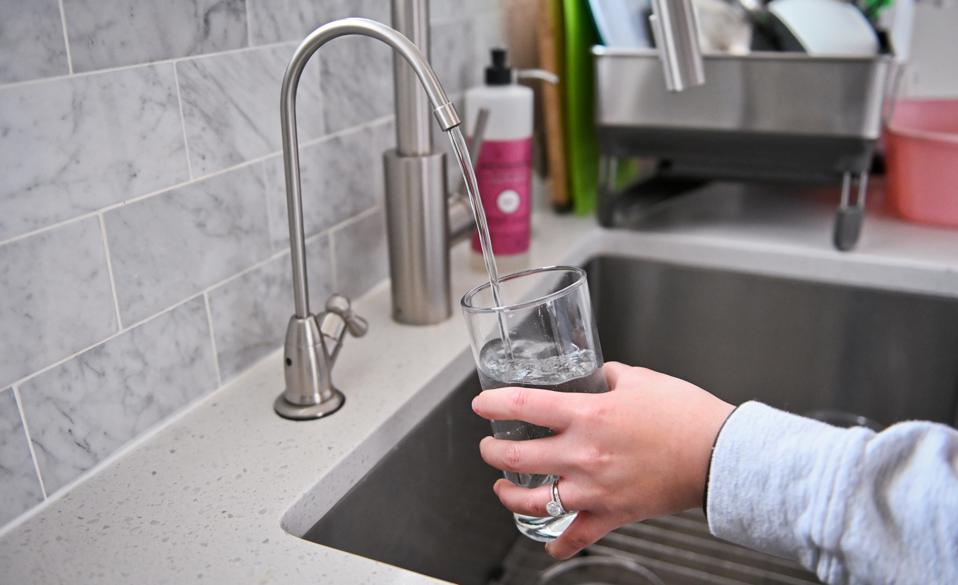 Mengatasi Bahaya Bahan Kimia Selamanya (PFAS) di Air Minum dan Pakaian