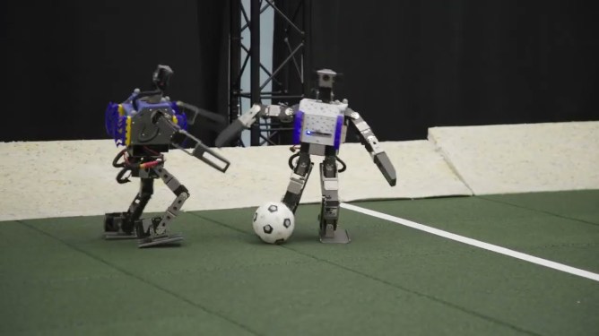 Robot Humanoid Mini Mini dari Google DeepMind Bisa Main Sepak Bola Sendiri