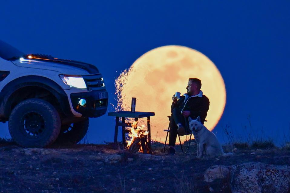 Fenomena Bulan Salju 2025: Keindahan dan Tradisi di Langit Malam Februari