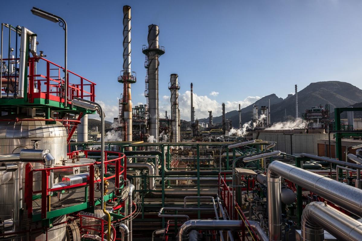 Harga Minyak Turun Saat Trump dan Putin Sepakat Mulai Perundingan Perdamaian Ukraina