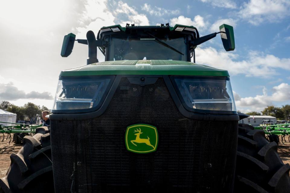 Deere & Co. Pertahankan Proyeksi Laba di Tengah Penurunan Penjualan Traktor