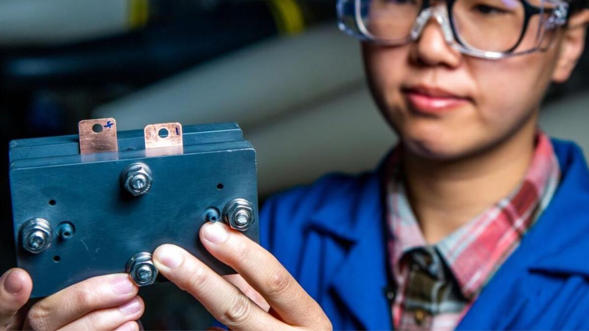 Baterai Aliran Mini Berukuran Kartu Mempercepat Penemuan Bahan Energi