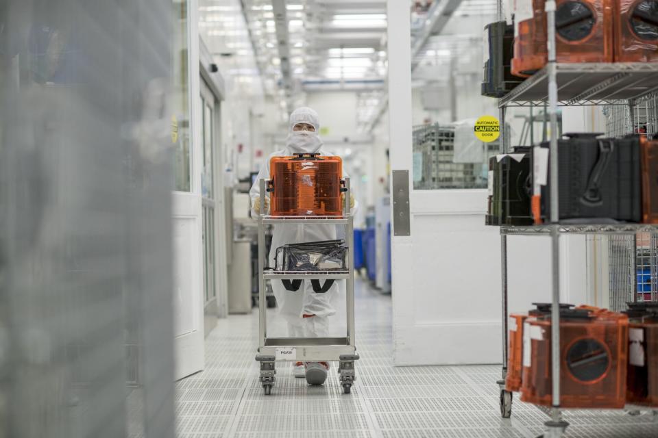 Applied Materials Hadapi Tantangan Ekspor dan Optimisme dari Permintaan AI