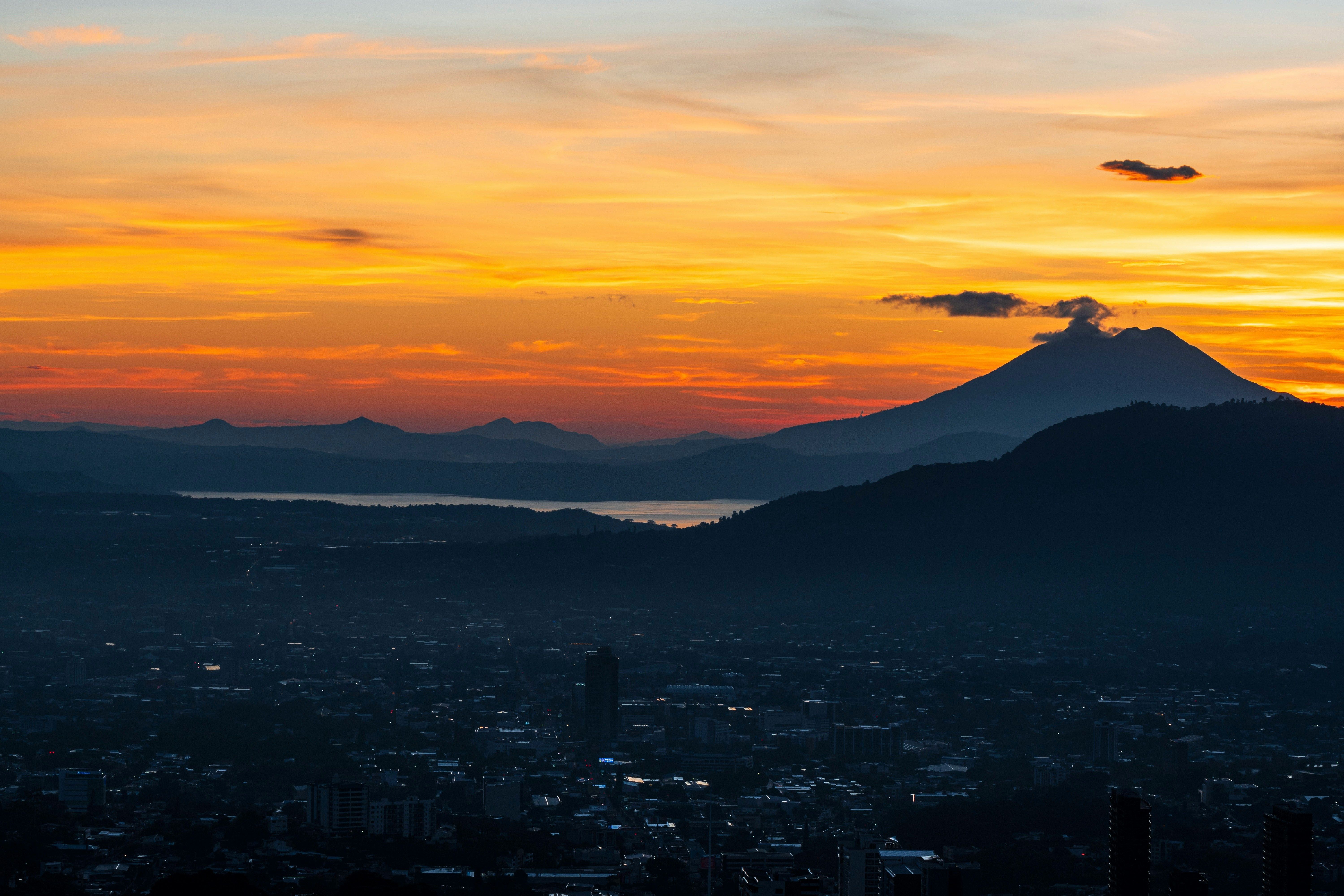 El Salvador dan Revolusi Bitcoin: Dari Konferensi Bahasa Ganda Hingga Peluang Baru