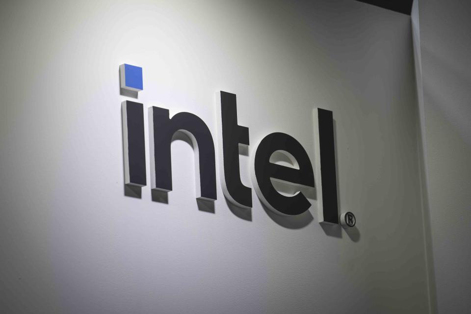 Intel Bangkit: Saham Naik Kencang dengan Dukungan AI dan Kemitraan Strategis