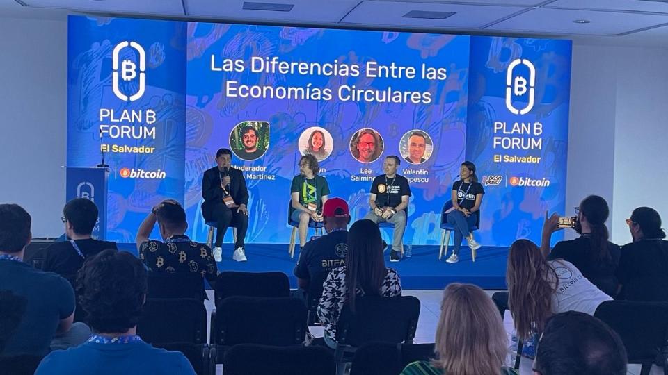El Salvador Mendorong Adopsi Bitcoin Lewat Konferensi Plan B Dwibahasa